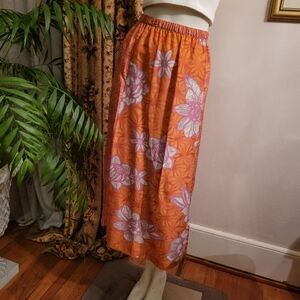 Mid length skirt with split on the side. SILK Skirt.